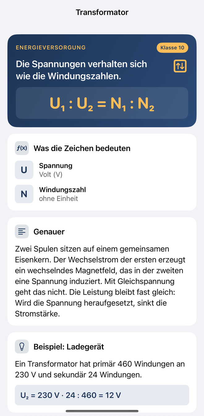 Die Regel zum Transformator: die Formel U₁ : U₂ = N₁ : N₂, was die Zeichen bedeuten, eine Erklärung und ein Beispiel mit Ladegerät
