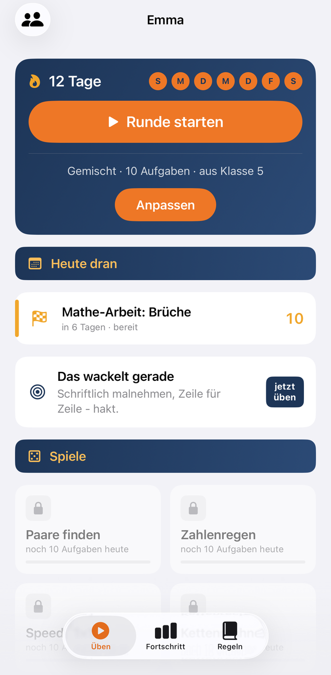 Die Startseite eines Kindes: eine Serie von zwölf Tagen, der Knopf „Runde starten“, darunter die anstehende Klassenarbeit, ein Hinweis auf ein wackelndes Lernziel und die Spiele